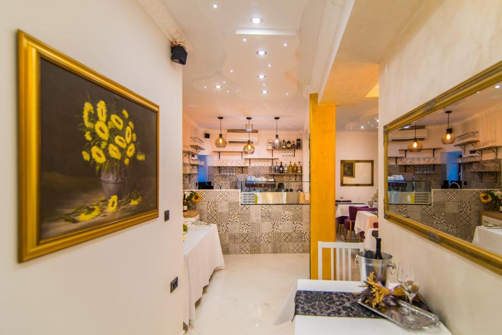 Bella Natka — atmosphärisches Steinmauer-Interieur im Altstadt-Gebäude in der Grisia 42