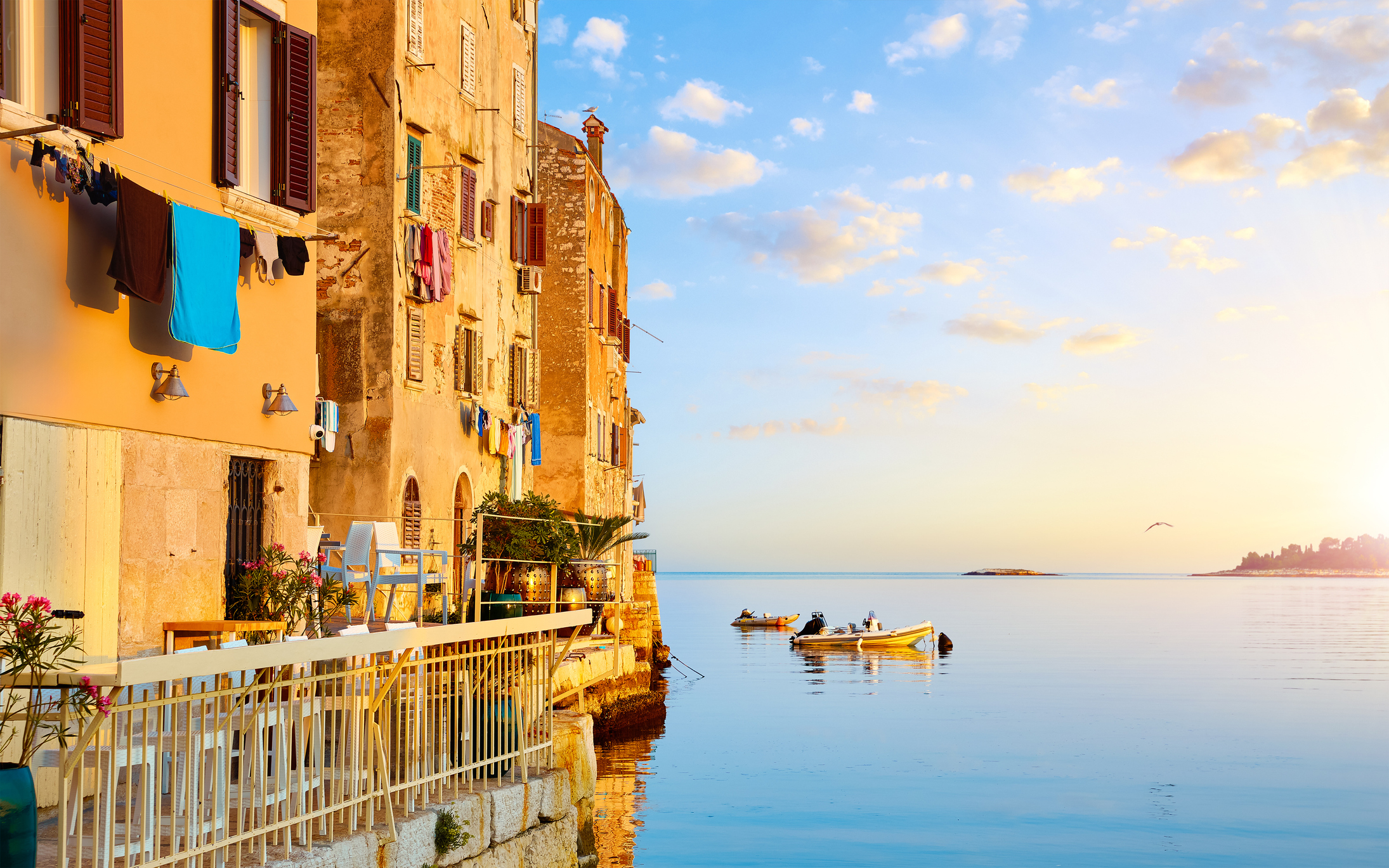 Fischerviertel von Rovinj bei Sonnenaufgang — Wäsche an Fassaden, bemalte Fensterläden
