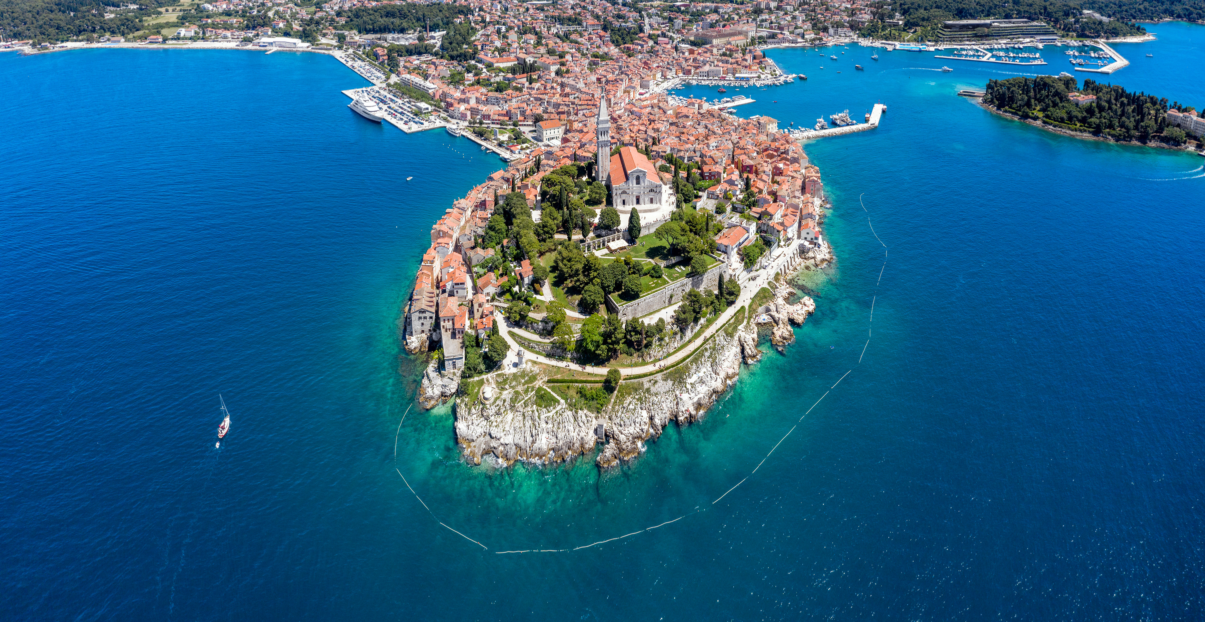 Luftaufnahme der Halbinsel von Rovinj, die die drei NATKA-Unterkünfte zu einer Geographie verbindet