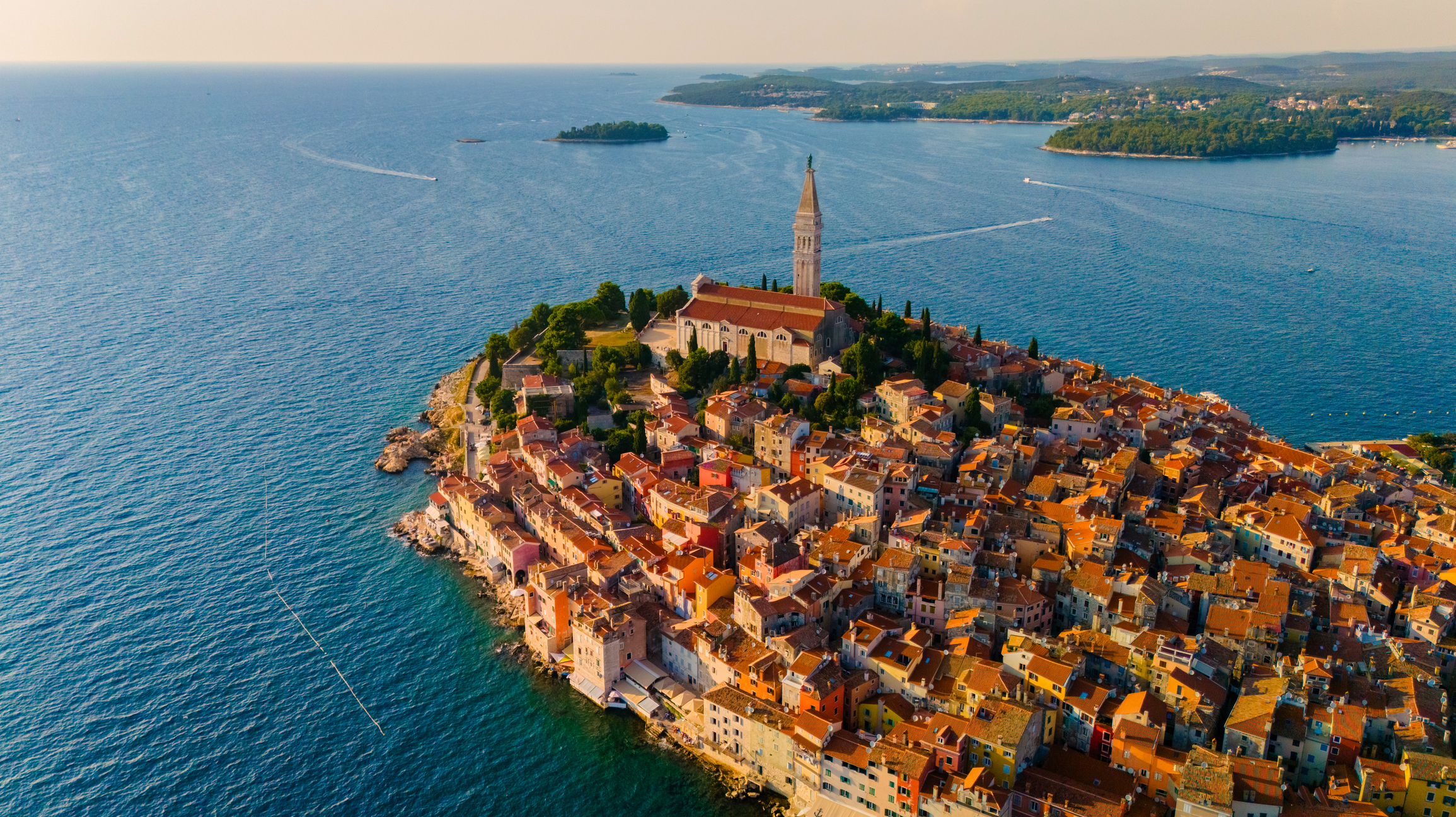 Luftaufnahme der Altstadt von Rovinj im goldenen Abendlicht