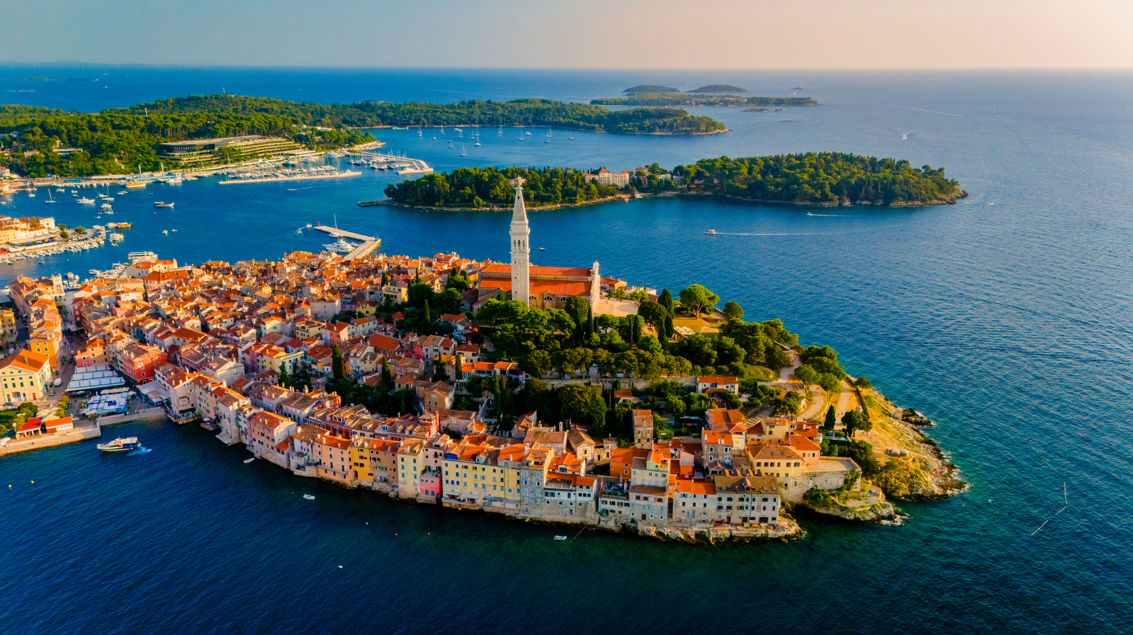Praktische Szene in Rovinj — sich in der Stadt fortbewegen