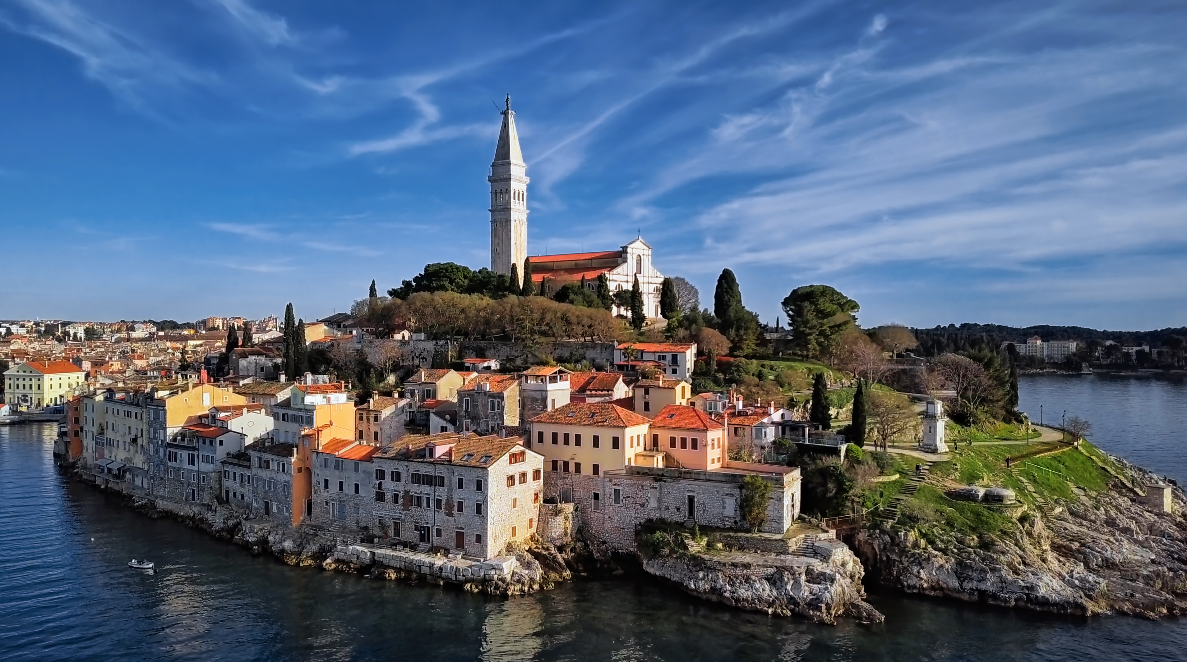 Glockenturm der St. Eufemia über der Altstadt von Rovinj